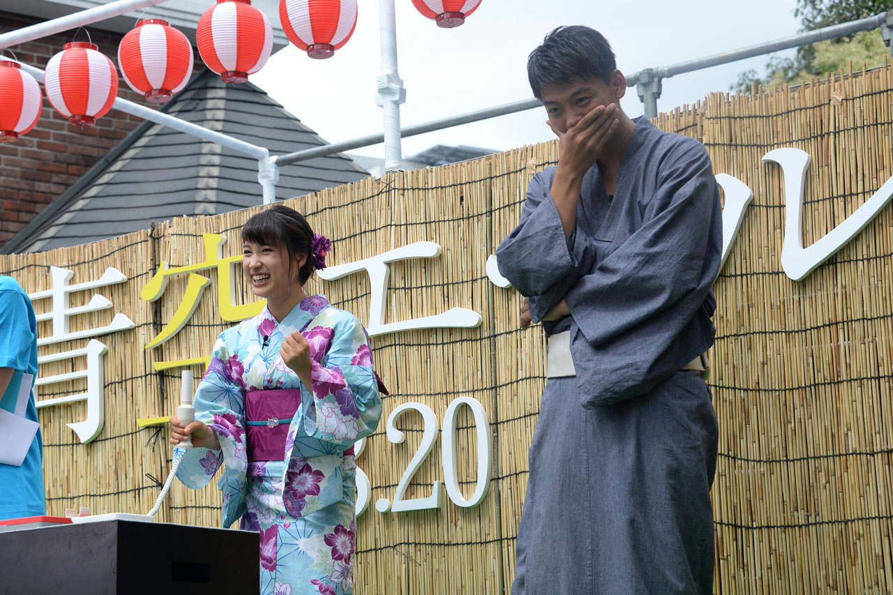土屋太鳳の肺活量に驚く竹内涼真（右）。