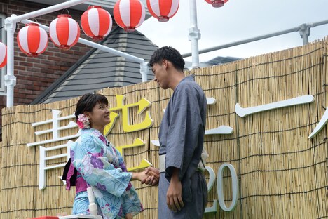 健闘をたたえ合う土屋太鳳（左）と竹内涼真（右）。