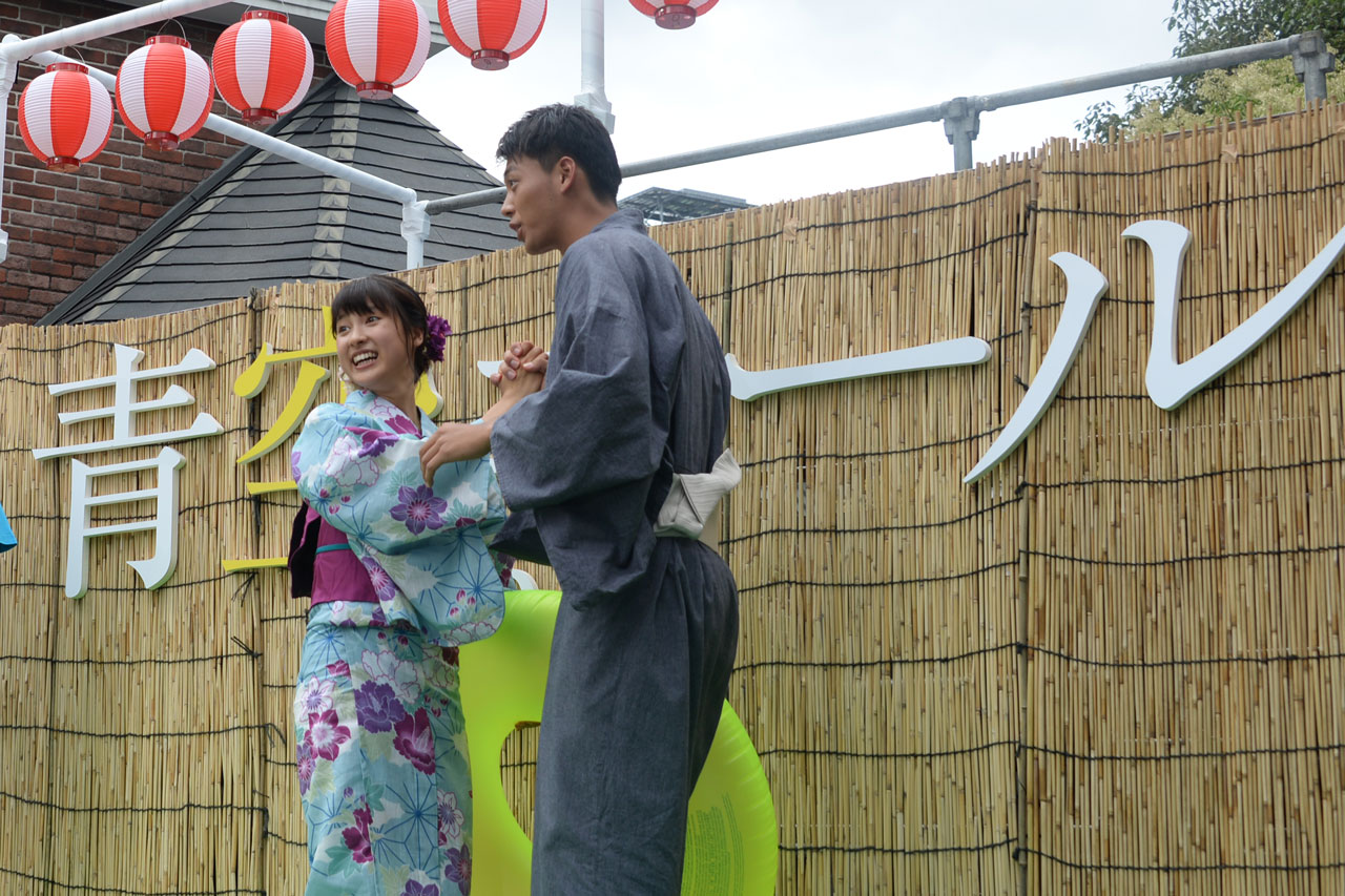 浮輪投げが成功し、走り寄る土屋太鳳（左）と竹内涼真（右）。
