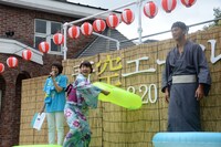 「土屋 VS 竹内 本気の3本勝負」の2本目「投げール！ 浮輪投げ対決」を行う土屋太鳳（左）。