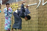 罰ゲームで永野のモノマネを披露する竹内涼真（右）。