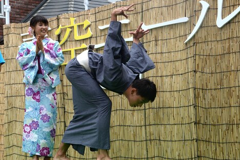 罰ゲームで永野のモノマネを披露する竹内涼真（右）。