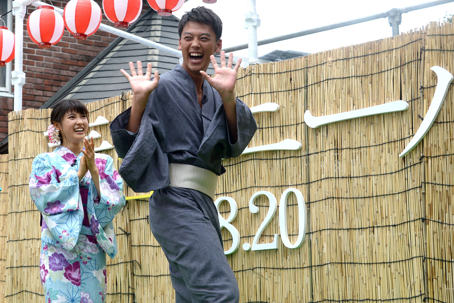罰ゲームで永野のモノマネを披露する竹内涼真（右）と、盛り上げる土屋太鳳（左）。