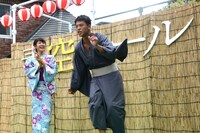 罰ゲームで永野のモノマネを披露する竹内涼真（右）と、盛り上げる土屋太鳳（左）。