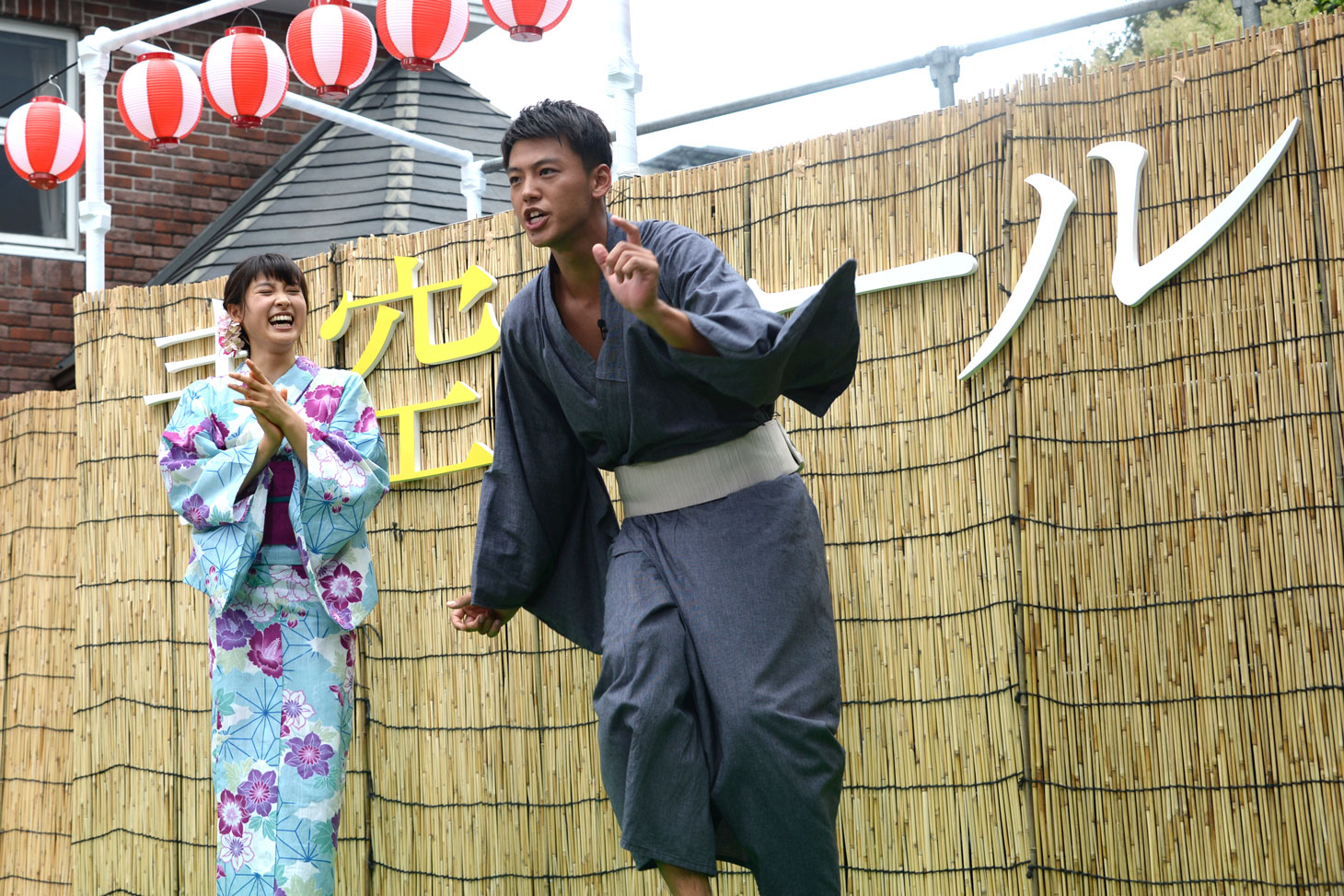 罰ゲームで永野のモノマネを披露する竹内涼真（右）と、盛り上げる土屋太鳳（左）。