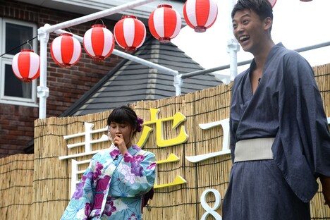 YOUのモノマネを披露する土屋太鳳（左）。