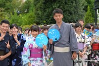 「青空夏祭り」にて、左から土屋太鳳、竹内涼真。