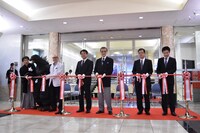 「大ゴジラ特撮王国 YOKOHAMA」オープニングセレモニーで行われたテープカットの様子。