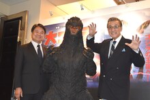 左から手塚昌明、ゴジラ、宝田明。