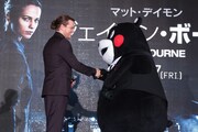 くまモン(右)と握手するマット・デイモン(左)。