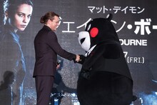 くまモン（右）と握手するマット・デイモン（左）。