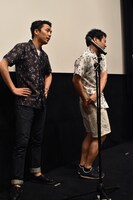 エミアビの漫才を披露する森岡龍（左）と前野朋哉（右）。