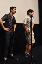 エミアビの漫才を披露する森岡龍（左）と前野朋哉（右）。