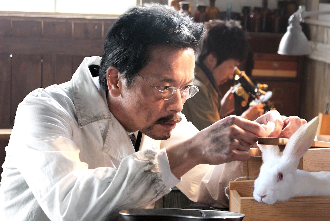 学生時代から晩年まで、遠藤憲一が人工がん研究者の40年演じる「うさぎ追いし」