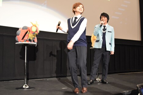 制服を観客にアピールする田村睦心(左)。