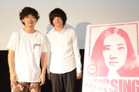 左から松居大悟監督、石崎ひゅーい。