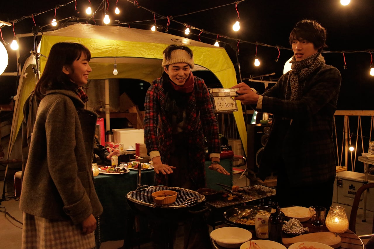 福士蒼汰×小松菜奈×東出昌大の3ショットも、「ぼく明日」新メイキングカット