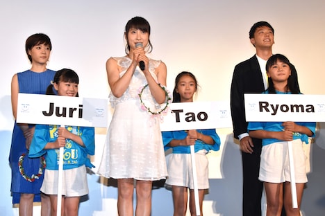 宣誓する土屋太鳳（中）。