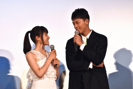 コメントの相談をする土屋太鳳（左）と竹内涼真（右）。