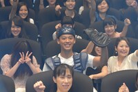 ファンと記念撮影をする竹内涼真（中央）。