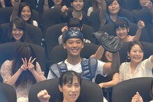 ファンと記念撮影をする竹内涼真（中央）。