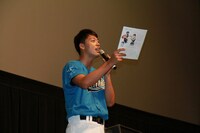 チネチッタで行われた「青空エール」舞台挨拶に青いユニフォーム姿で登壇した竹内涼真。