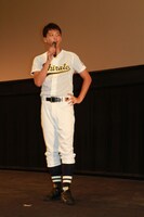 TOHOシネマズ ららぽーと横浜で行われた「青空エール」舞台挨拶にユニフォーム姿で登壇した竹内涼真。