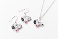 BROWN'S STOREにて販売される、スワロフスキークリスタルをあしらったピアスとネックレス。