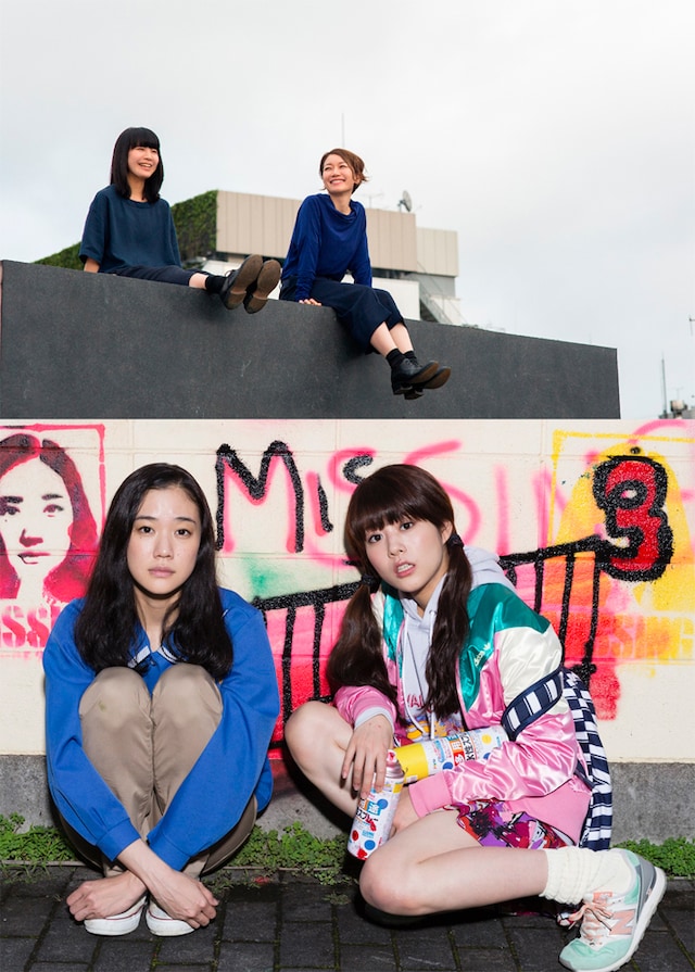 チャットモンチー（上）と、「アズミ・ハルコは行方不明」メインビジュアル（下）。