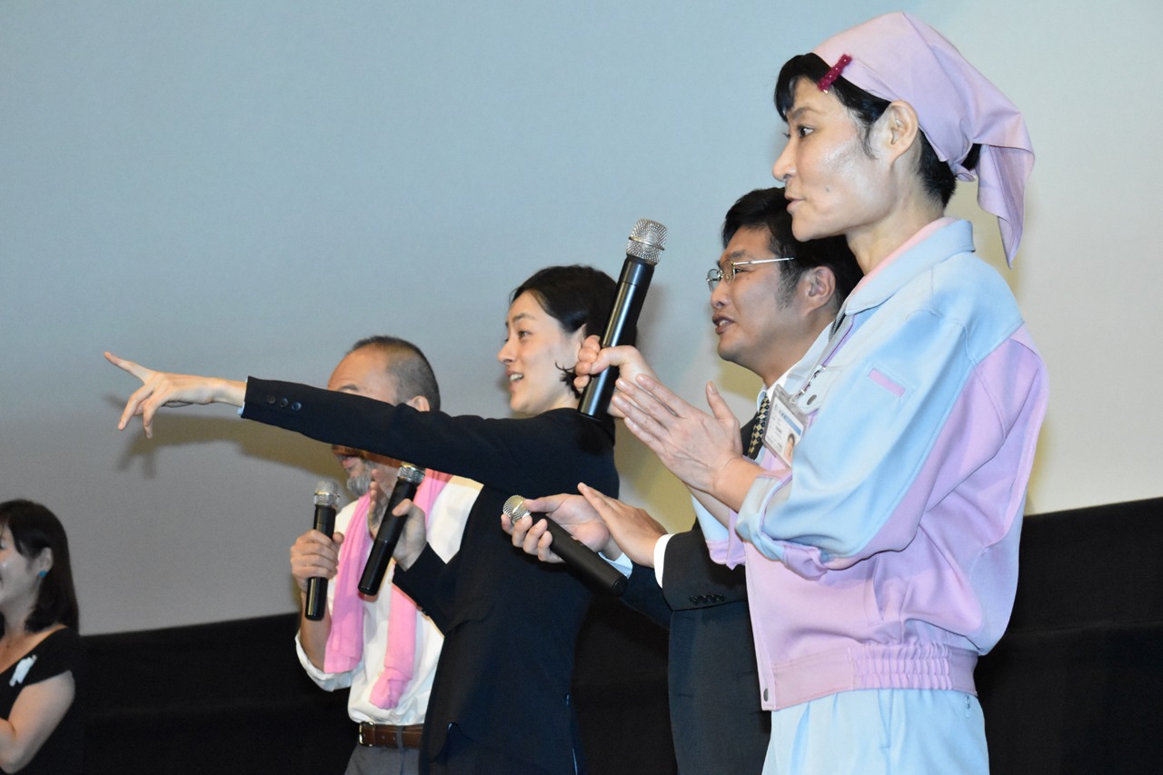 コスプレ姿のファンを見て喜ぶ登壇者たち。