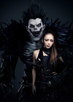 「デスノート Light up the NEW world」と安室奈美恵のコラボビジュアル。