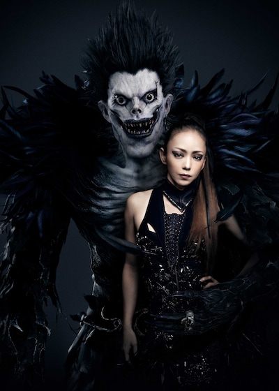 「デスノート Light up the NEW world」と安室奈美恵のコラボビジュアル。