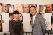 左から宮崎あおい、渡辺謙。