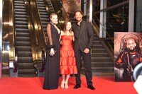 左からマーゴット・ロビー、福原かれん、ウィル・スミス。