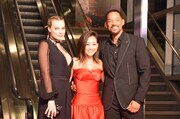 左からマーゴット・ロビー、福原かれん、ウィル・スミス。