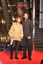 左からジェイデン・スミス、ウィル・スミス。
