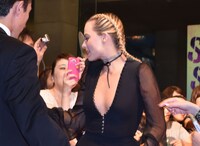 ファンサービスをするマーゴット・ロビー。