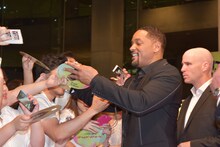 ファンサービスをするウィル・スミス。