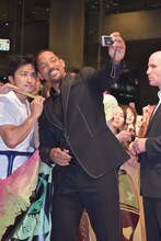 ファンサービスをするウィル・スミス。