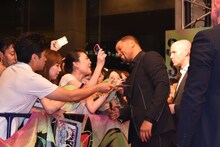 ファンサービスをするウィル・スミス。