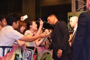 ファンサービスをするウィル・スミス。