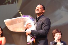 ダレノガレ明美から花束をもらい、大げさに喜ぶウィル・スミス。