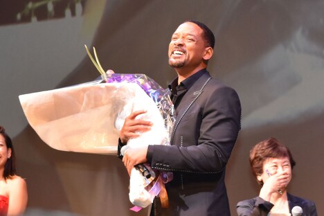 ダレノガレ明美から花束をもらい、大げさに喜ぶウィル・スミス。