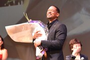ダレノガレ明美から花束をもらい、大げさに喜ぶウィル・スミス。