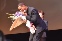 花束をもらい、なぜか恥じらうウィル・スミス。