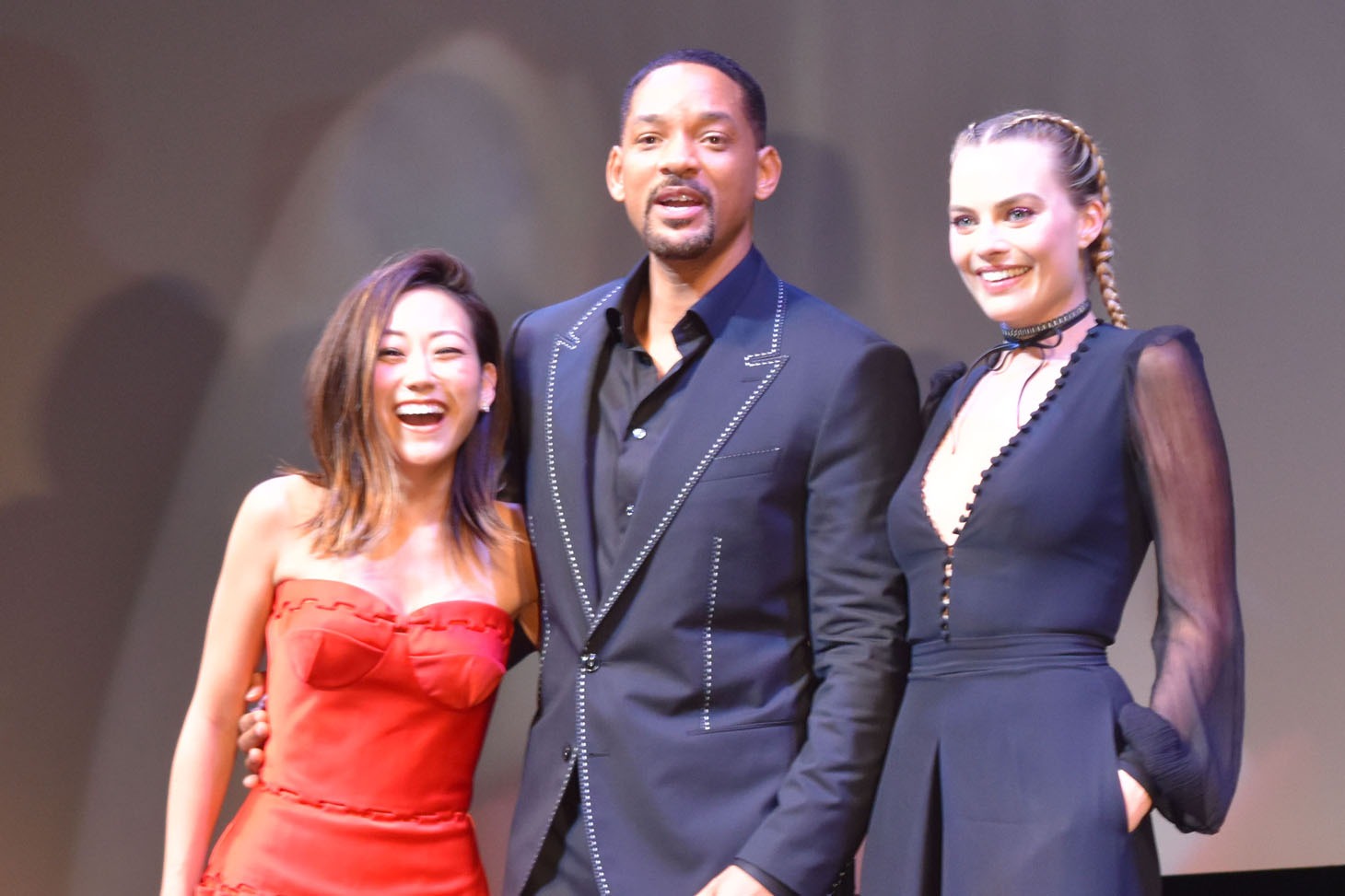 左から福原かれん、ウィル・スミス、マーゴット・ロビー。