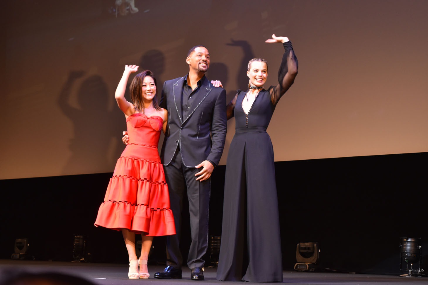 左から福原かれん、ウィル・スミス、マーゴット・ロビー。