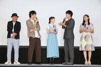 左から新城毅彦、中川大志、広瀬すず、山崎賢人、石井杏奈。