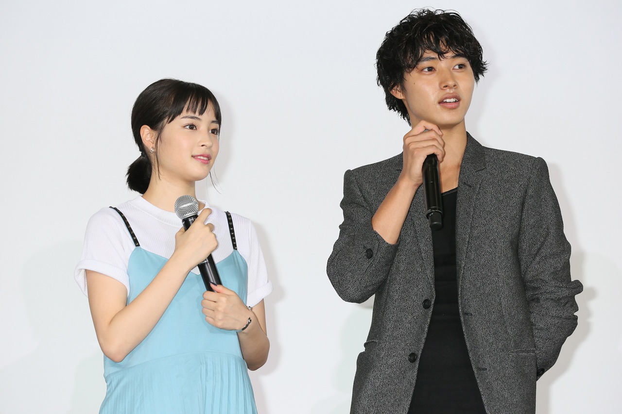 左から広瀬すず、山崎賢人。