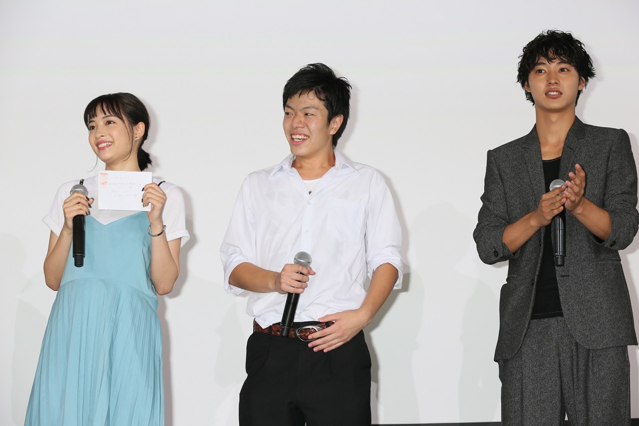 左から広瀬すず、広瀬に手紙を送った生徒、山崎賢人。